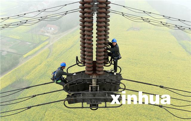 湖北電力檢修工百米高空走電線